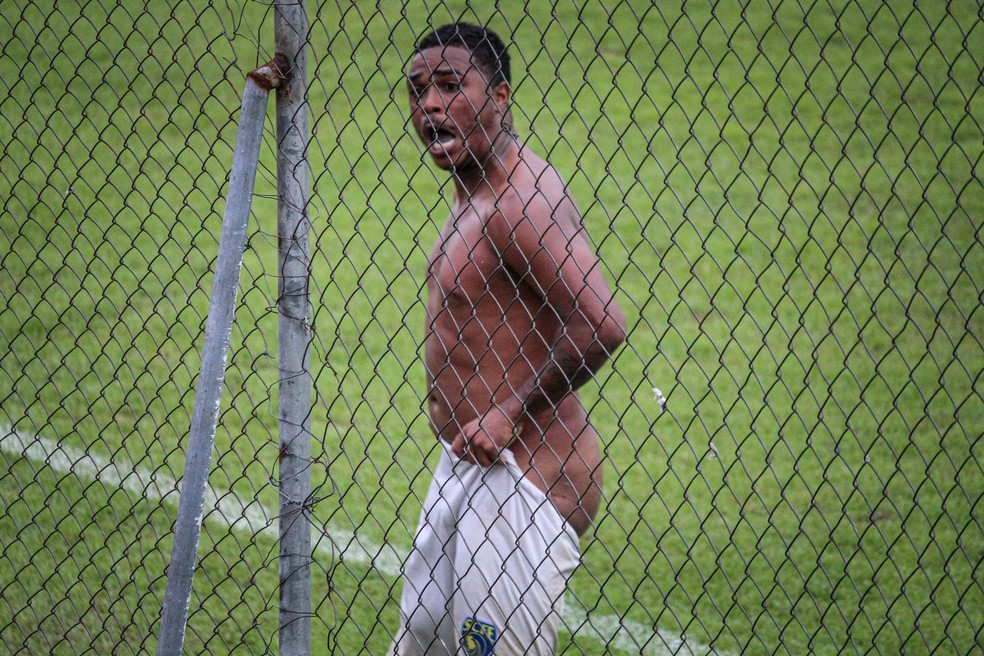 Jogador marca aos 49, classifica a equipe e mostra pênis para a torcida adversária