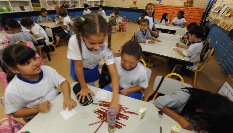 Câmara aprova Fundeb sem auxílio a escolas do Sistema S e ligadas à igrejas