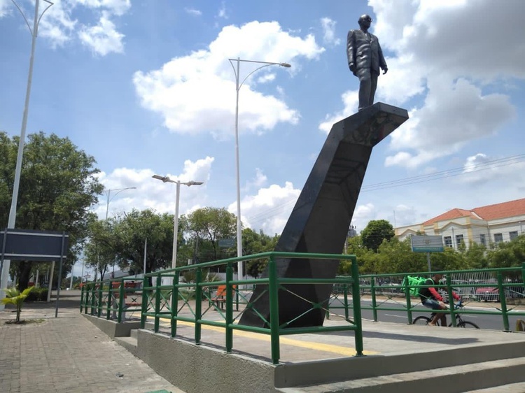 Estátua do ex-governador Alberto Silva, no Centro de Teresina
