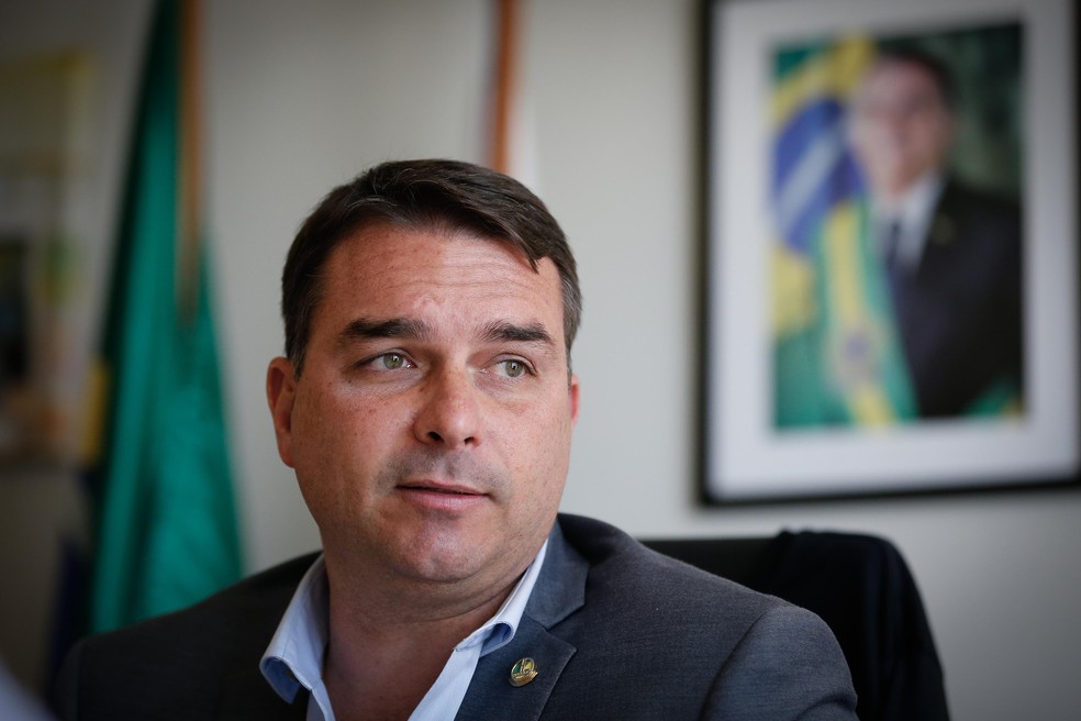 Abin fez relatórios de orientação para Flávio Bolsonaro no caso Queiroz