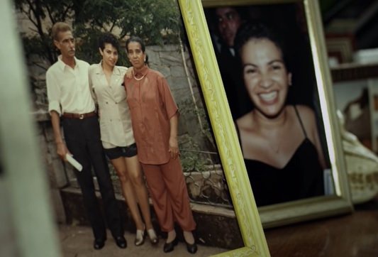 Fotos de Antônia com os pais: mãe a ensinou sobre desigualdade