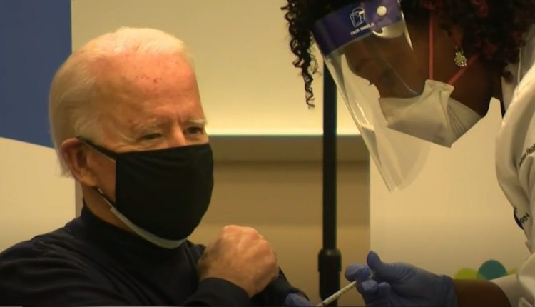 Joe Biden toma vacina contra covid-19: “Dá muita esperança”