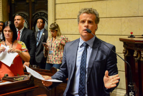 'Filhote da ditadura', Brizola Neto repudia entrega de medalha com nome do avô a Bolsonaro