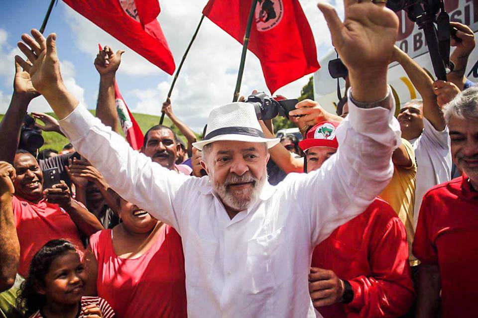 Lula dispara e pode vencer em primeiro turno, aponta pesquisa CNT/MDA