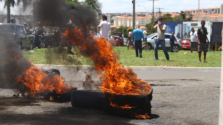 Manifestação em frente a delegacia