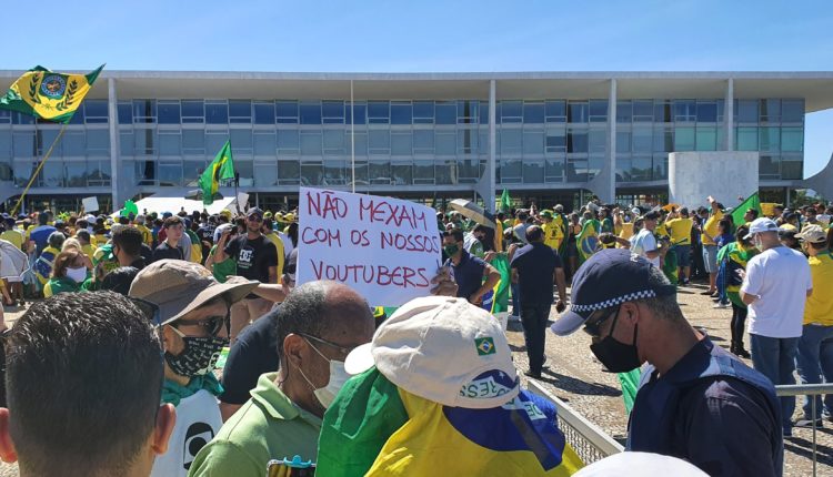 Yotubers bolsonaristas têm canal privilegiado no Planalto, diz jornal