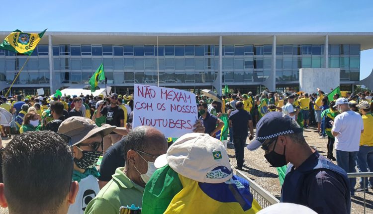 Manifestantes protestam contra o STF em Brasília, em foto de maio deste ano