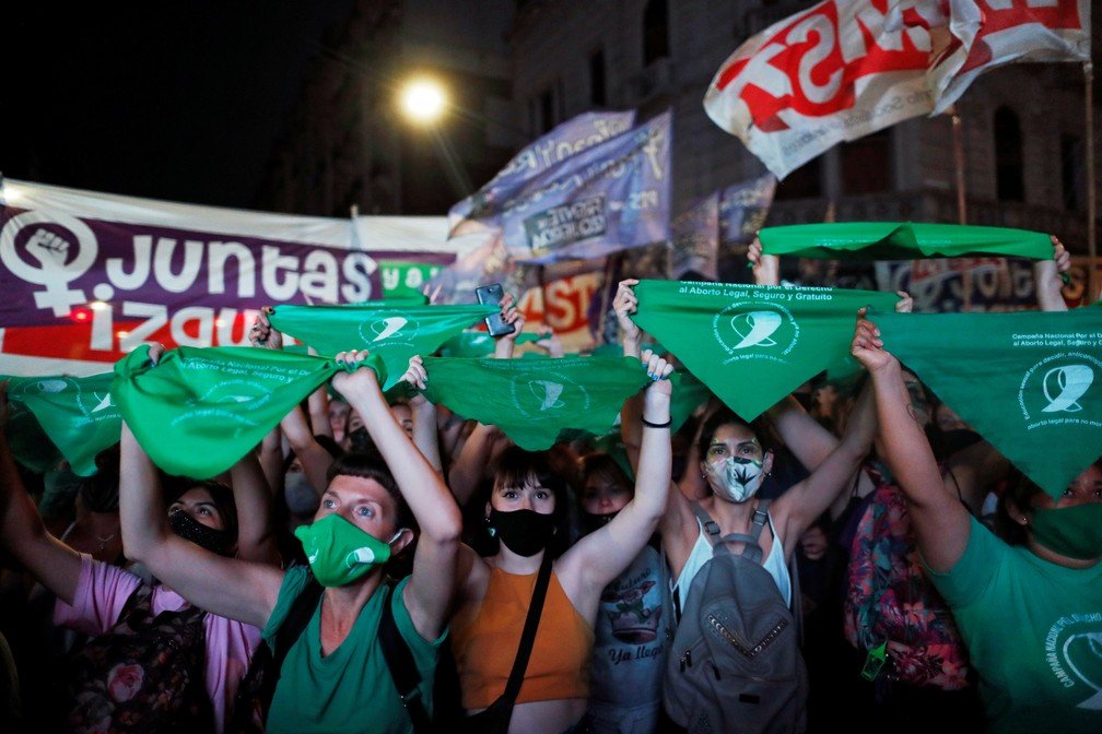 Em decisão histórica, Argentina aprova legalização de abortos voluntários no país