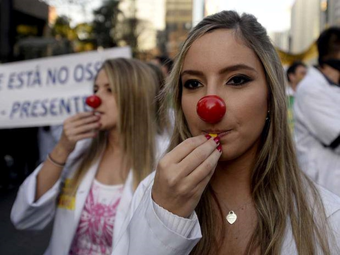 Sociedade de Medicina e Cirurgia estranha e repele o silêncio, a inação e a abulia das demais entidades médicas do país