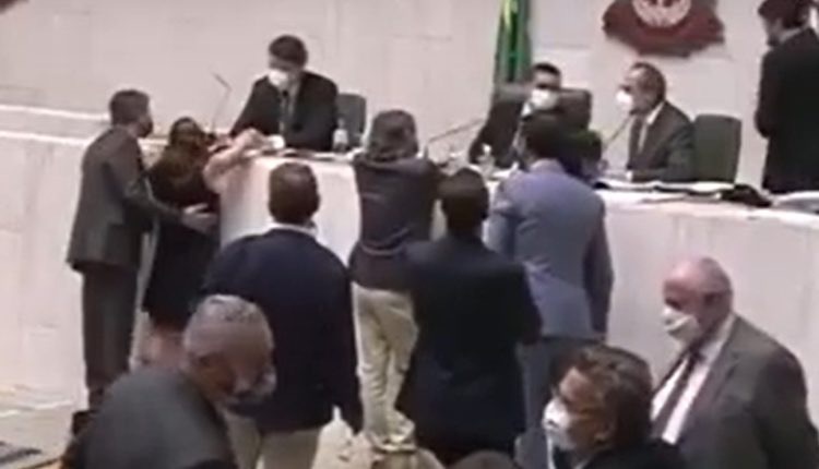 Momento em que Fernando Cury abraça a deputada Isa Penna por trás durante sessão da Alesp