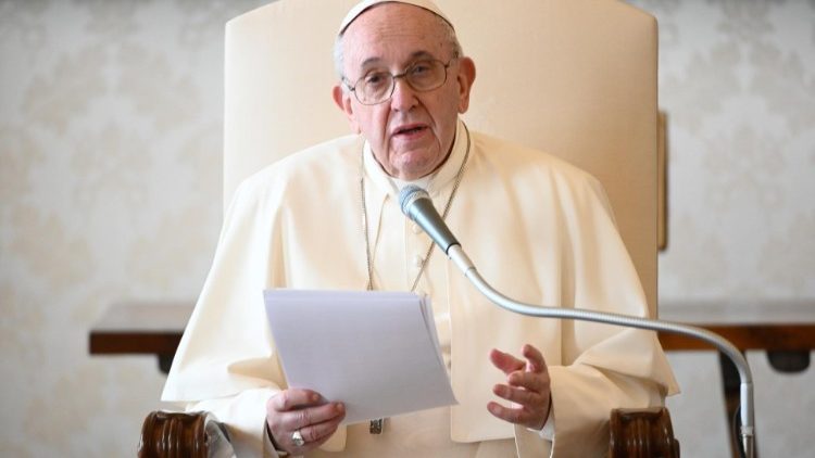Papa Francisco vira alvo de bolsonaristas após legalização do aborto na Argentina: “Comunista”