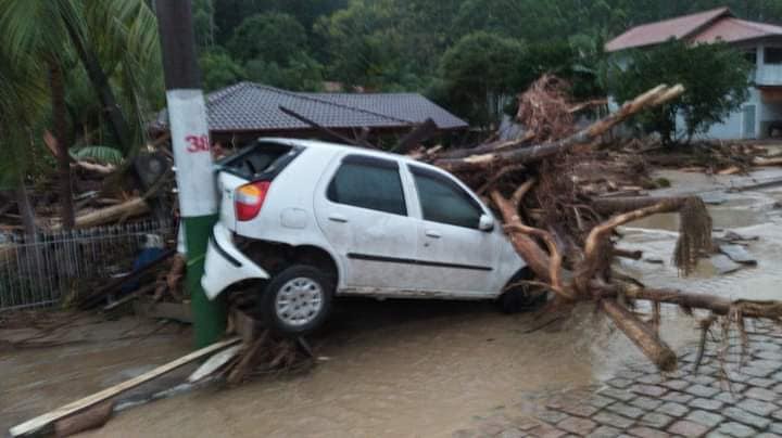 Chuva deixa mortos e feridos em Santa Catarina. Há pessoas desaparecidas