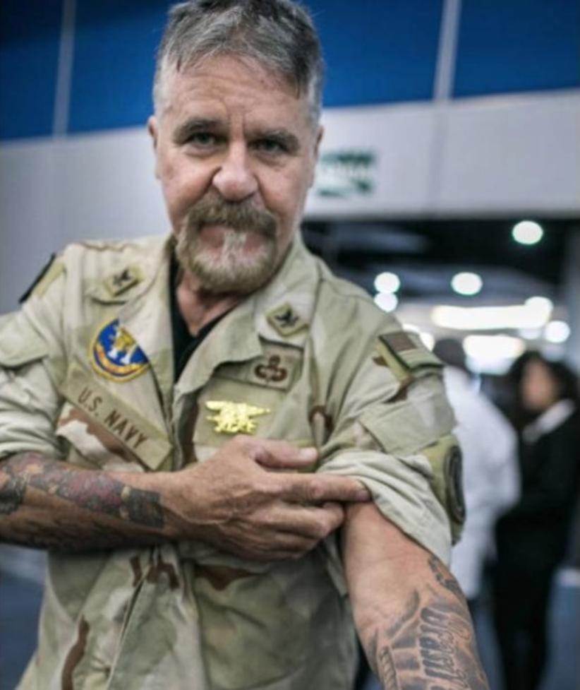 Com tatuagem de Bolsonaro na perna, empresário sugere criação de lei para bater em mulher