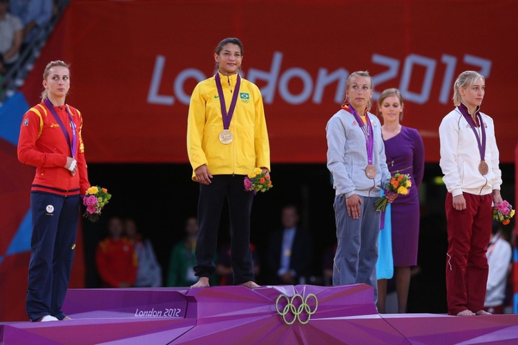 Sarah Menezes no lugar mais alto do pódio em Londres 2012