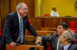 Osmar faz entrega à Assembléia da proposta do Governo para reajuste de professores(notempo)