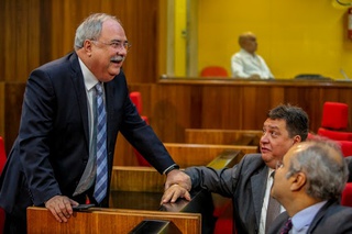 Osmar faz entrega à Assembléia da proposta do Governo para reajuste de professores