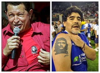 Ex-presidente de Venezuela, Hugo Chávez, e o astro do futebol Diego Armando Maradona; ambos mostrando com orgullo o rosto de Che.