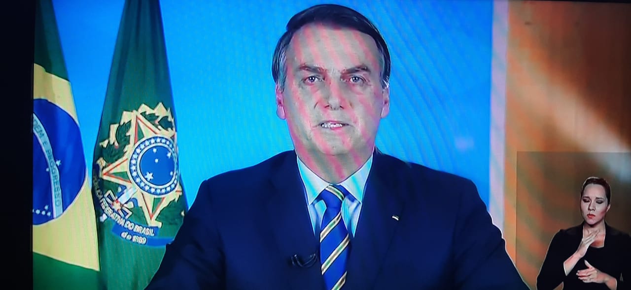 Pronunciamento I: Bolsonaro recua e age como tiozão birrento do churrasco