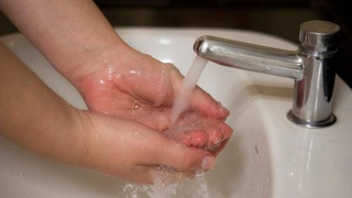 Uma das ações importantes: lavar as mãos
