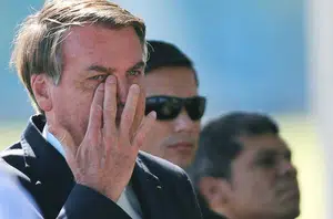 Jair Bolsonaro reflete agravamento da crise socioeconômica e do coronavírus no Brasil(O Globo)