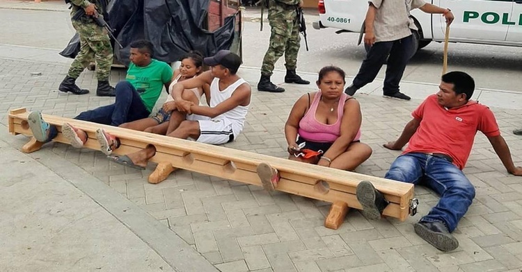 Os moradores de Tuchín que desrespeitaram a quarentena, presos pelos pés