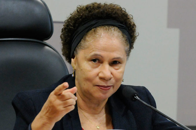 Entidades médicas repudiam Regina Sousa e "passam pano" em Bolsonaro