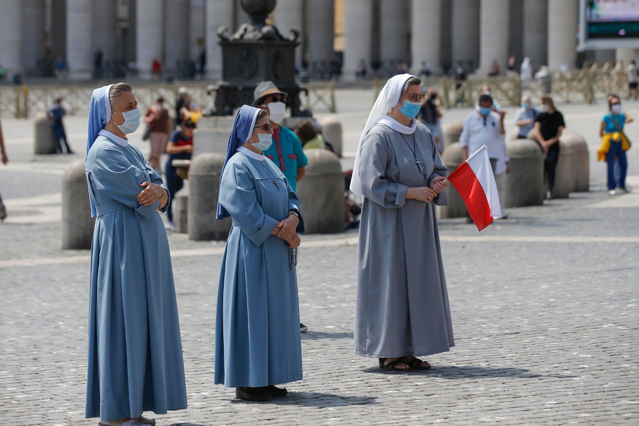 Praça São Pedro, no Vaticano, reabre dois meses e meio depois