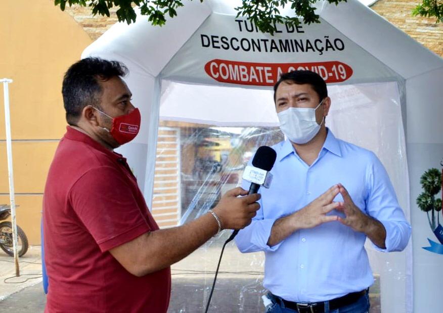 Prefeitura de Castelo do Piauí instala túnel de descontaminação no centro comercial