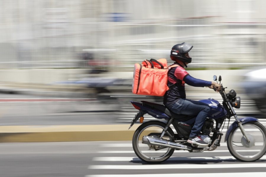 "Deixo de comer para abastecer a moto" - diz entregador de aplicativo