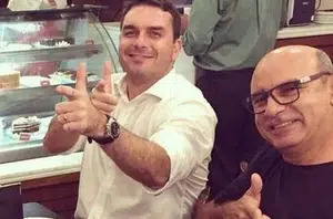 Flavio Bolsonaro e Queiroz(R7)