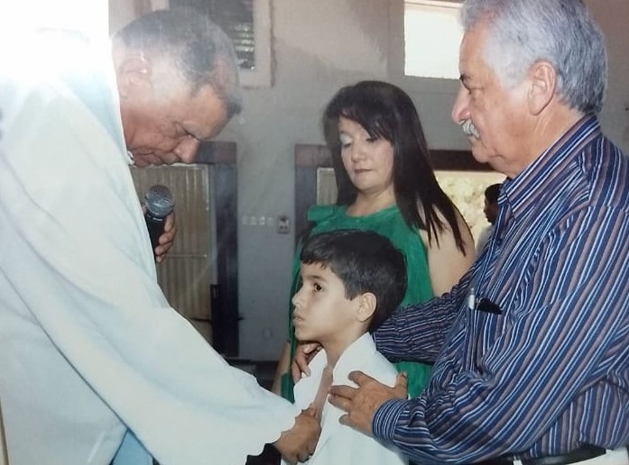 Padre Manoel batizando Rial Manoel filho de Raimundo e Elenildes
