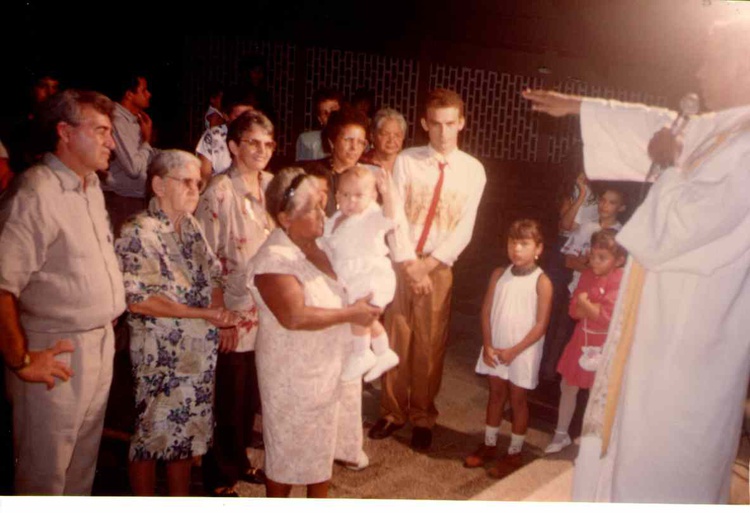 Padre Manoel batizando Tarcísio Augusto