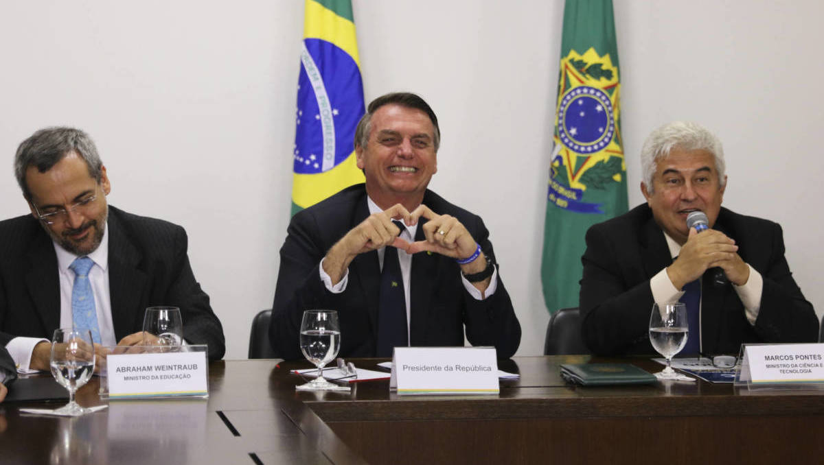 Bolsonaro cogita acabar com Ministério da Educação