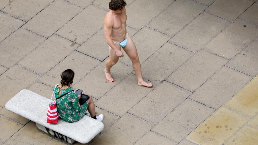 Homem se veste apenas com máscara nas partes íntimas