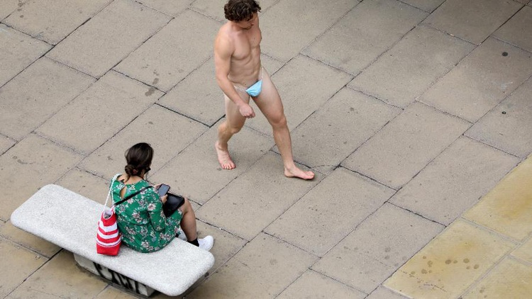 Homem nas ruas de Londres