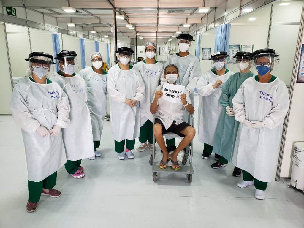 Idoso vence a Covid e recebe a primeira alta do Hospital de Campanha João Claudino Fernandes