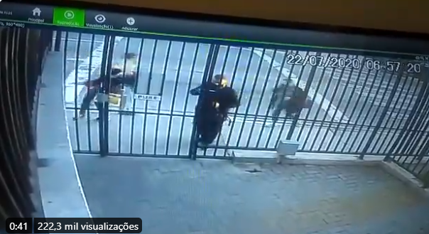 Video: mulher leva um soco no rosto, na calçada de casa, ao sair para trabalhar
