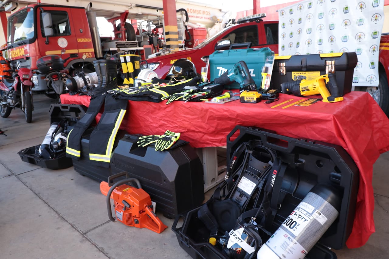 Corpo de Bombeiros recebe veículo de resgate e novos equipamentos