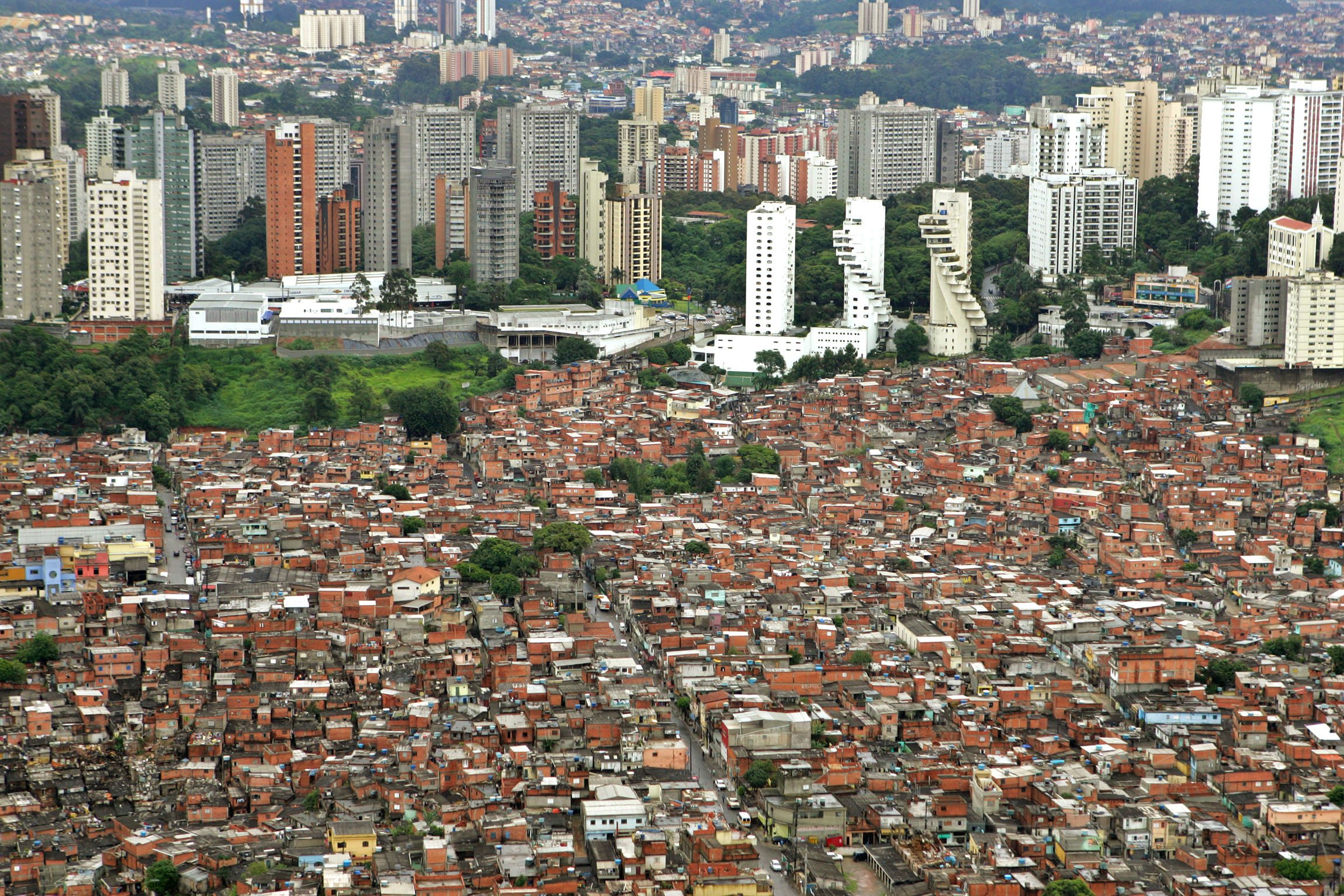 Elite brasileira não toma jeito: quer muro entre favela e Morumbi