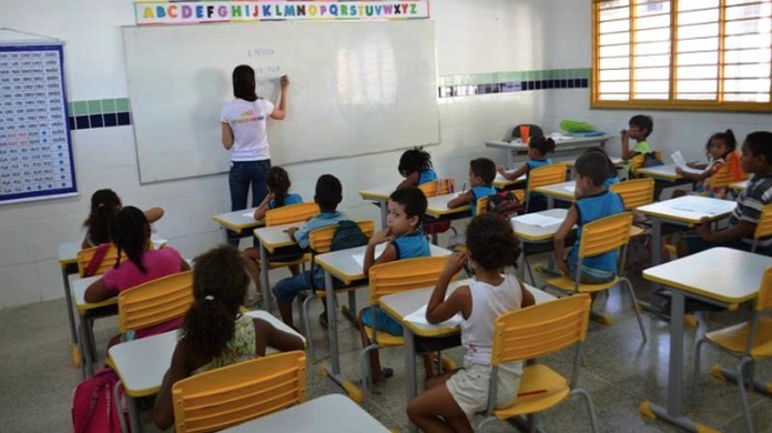 Prefeitura de Teresina paga reajuste para professores