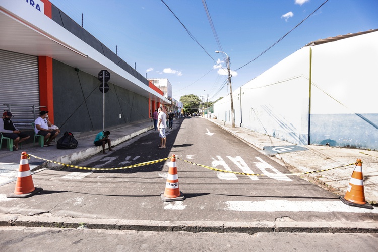 Ruas interditadas no centro de Teresina.