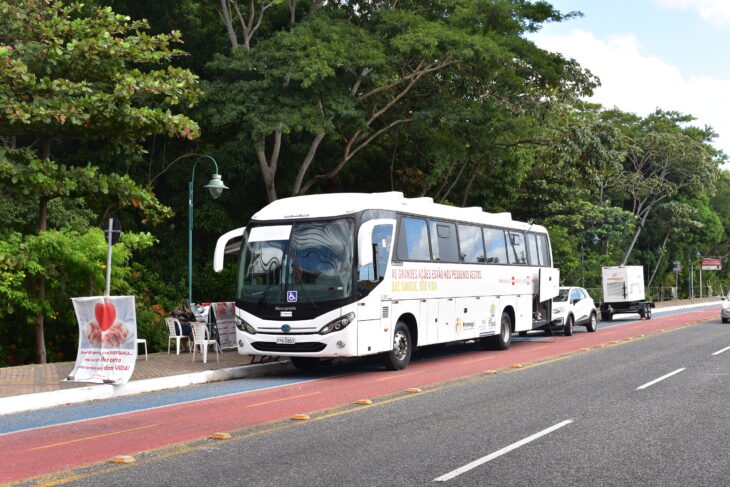 Unidade Móvel do Centro de Hematologia e Hemoterapia do Piauí (Hemopi) na Ponte Estaiada