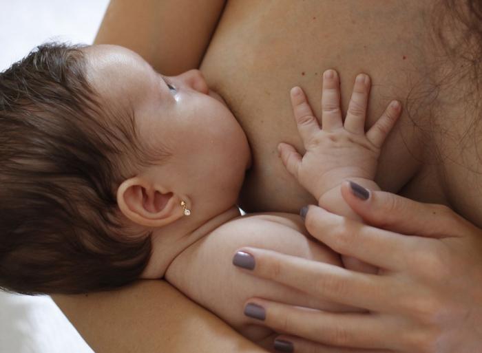 Mãe não deve deixar de fornecer o leite materno a seu bebê mesmo com a covid-19