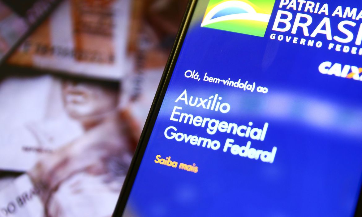 Sob pressão, governo avalia estender auxílio emergencial até dezembro