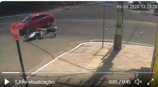 VÍDEO: Motociclista é atingida por carro, cai na rua e desliza até dentro de bueiro