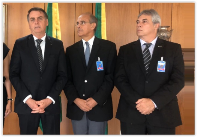 Bolsonaro e os presidentes do CFM, Mauro Ribeiro, e da AMB, Lincoln Lopes Ferreira. Foto: AMB