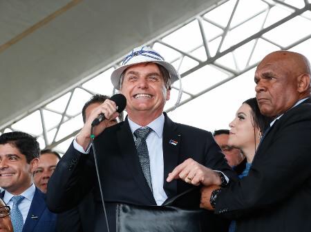 Legado do PT: Bolsonaro viaja o Brasil para inaugurar obras dos governos de Lula e Dilma