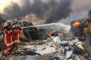 Bombeiros tentam conter o fogo e salvar vítimas no local da explosão em Beirute(CNN Brasil)