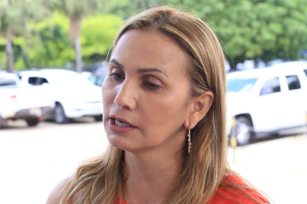 Cadela é batizada com nome de prefeita e gestora vai à Justiça