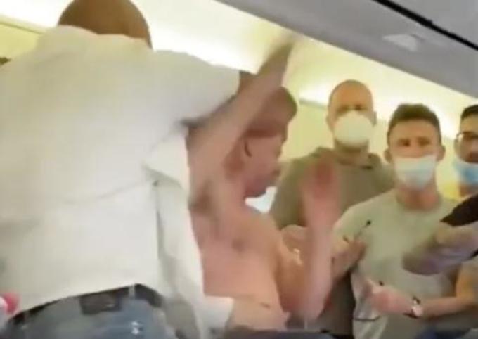 Vídeo: Passageiros se recusam a usar máscara dentro de avião e confusão termina em pancadaria